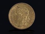une pièce d'or ornée d'une tête de femme