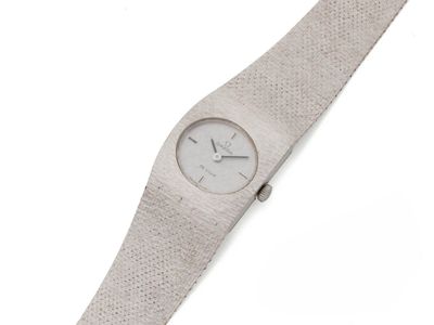 une image représentant une montre-bracelet à cadran blanc sur fond blanc