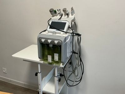 une machine posée sur une table dans une pièce