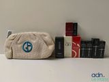 une petite pochette sur laquelle est posé un petit sac