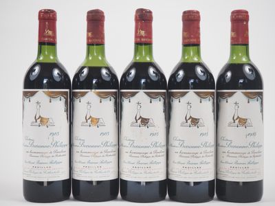 quatre bouteilles de vin rouge sont alignées sur une surface blanche