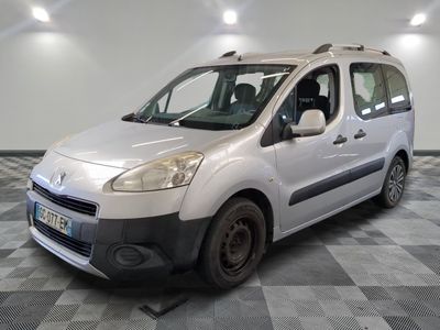 la photo d'une petite camionnette blanche garée dans un garage