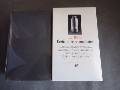 la couverture d'un livre posée sur une table, sur fond noir