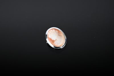 Broche monture argent sertie d'un camée sur coquillage à déc…