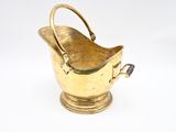 une saucière ancienne en laiton avec une poignée et une poignée