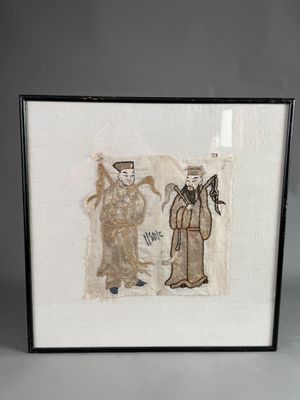 CHINE. Sages, broderie encadrée sous verre.