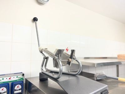 une photo d'une cuisine avec une balance et un couteau posés sur le plan de travail