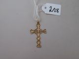 croix plaquée or sur un cordon blanc, avec une étiquette de prix