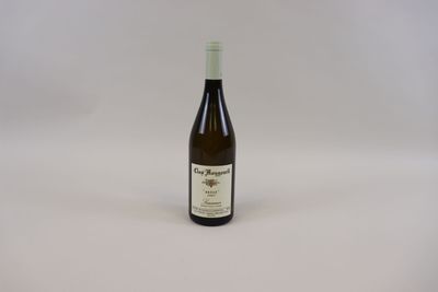 la bouteille de vin est posée sur une surface blanche
