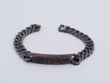 Le bracelet est en bois et comporte un fermoir en métal.