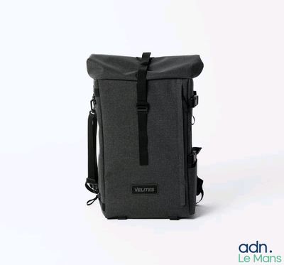 un sac à dos noir posé sur une surface blanche