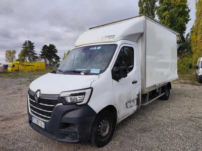la photo d'une camionnette blanche garée sur un parking