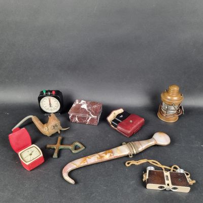 un grand nombre d'objets posés sur une table