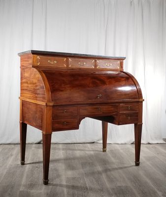 une image représentant un petit bureau avec des tiroirs et un plateau en marbre