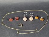beaucoup de bijoux posés sur la table