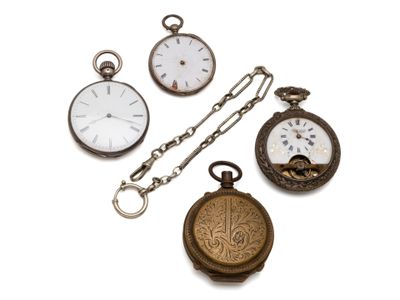 plusieurs types de montres de poche sont présentés sur une surface blanche