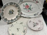 trois assiettes et un plat sont posés sur une table