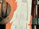 un bout de papier collé sur le côté d'un camion
