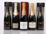 six bouteilles de champagne sont alignées en rang devant une boîte