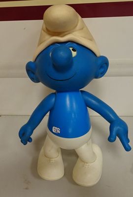 un Schtroumpf bleu avec un chapeau blanc et un pantalon blanc
