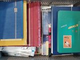 un grand nombre de livres qui se trouvent dans une boîte
