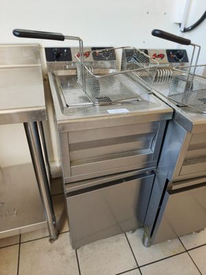deux friteuses posées sur le comptoir de la cuisine