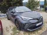 une Toyota C-HR garée sur un parking à côté d'autres voitures