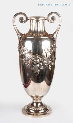 un vase en argent posé sur une table