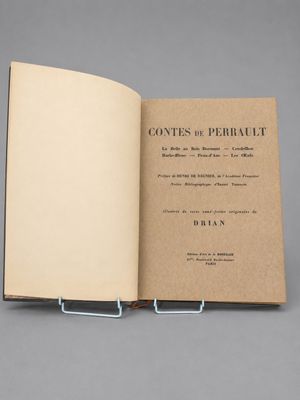 un livre ouvert à une page sur laquelle figure un titre