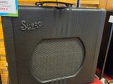 un ampli noir posé sur une étagère dans un magasin