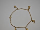 un bracelet en or avec des breloques sur une chaîne