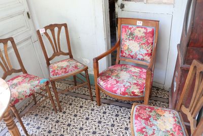 quatre chaises et une table dans un coin de la pièce
