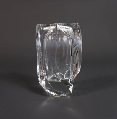 un vase en verre transparent posé sur une surface noire