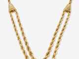 un collier en or composé de deux brins tressés sur fond blanc