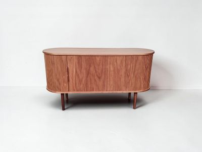 Le buffet est en bois et présente un plateau incurvé.
