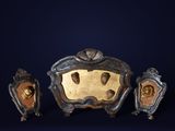 trois œuvres d'art posées sur une table