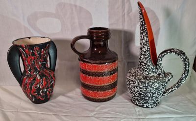 trois types de vases différents posés sur une table