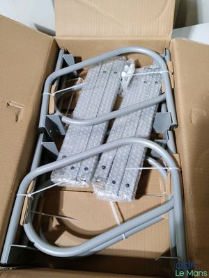 une boîte contenant tout un tas d'appareils électroniques