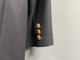 un gros plan d'un manteau accroché au mur
