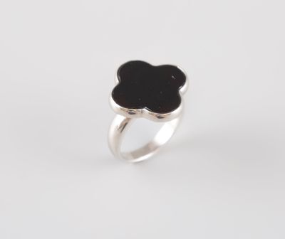 une bague en argent surmontée d'une fleur noire