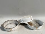 deux petits plats posés sur une table