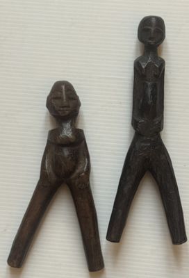 deux figurines représentant un homme et une femme sur un fond blanc