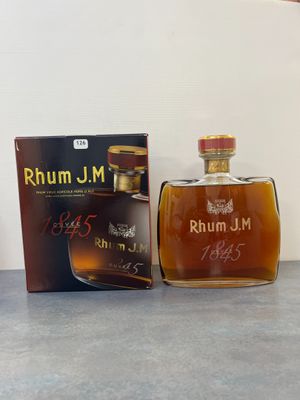 une image représentant une bouteille de rhum devant une boîte
