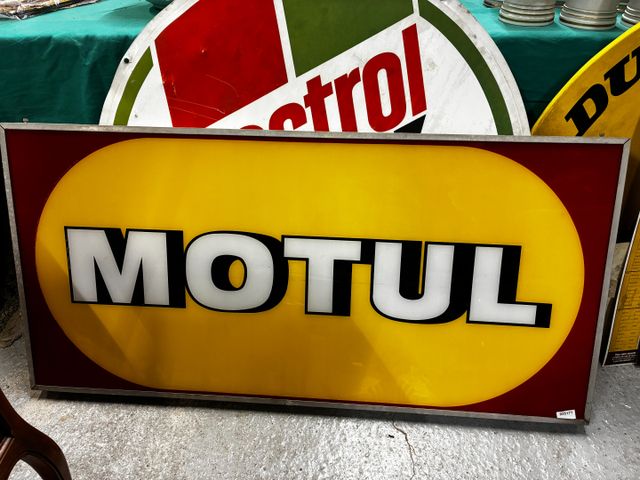 Partie d'enseigne « Motul », plastique imprimé. 61 x 126 cm