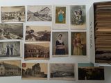 de nombreuses vieilles photos de personnes et de bâtiments accrochées au mur