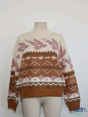 un gros plan sur un pull porté par un mannequin, un mannequin, un mannequin, un mannequin, un mannequin, un mannequin, un mannequin, un mannequin