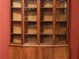 une vitrine sur laquelle est posée une photo