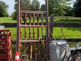 un tas de vieilleries au bord de la route, près d'une clôture