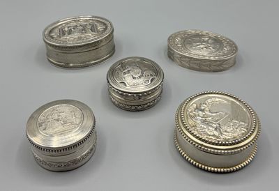 six types différents de pièces d'argent posées sur une table