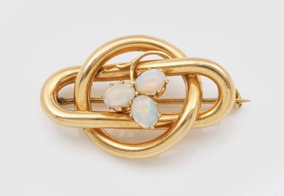 un gros plan d'une bague en or ornée d'oplites